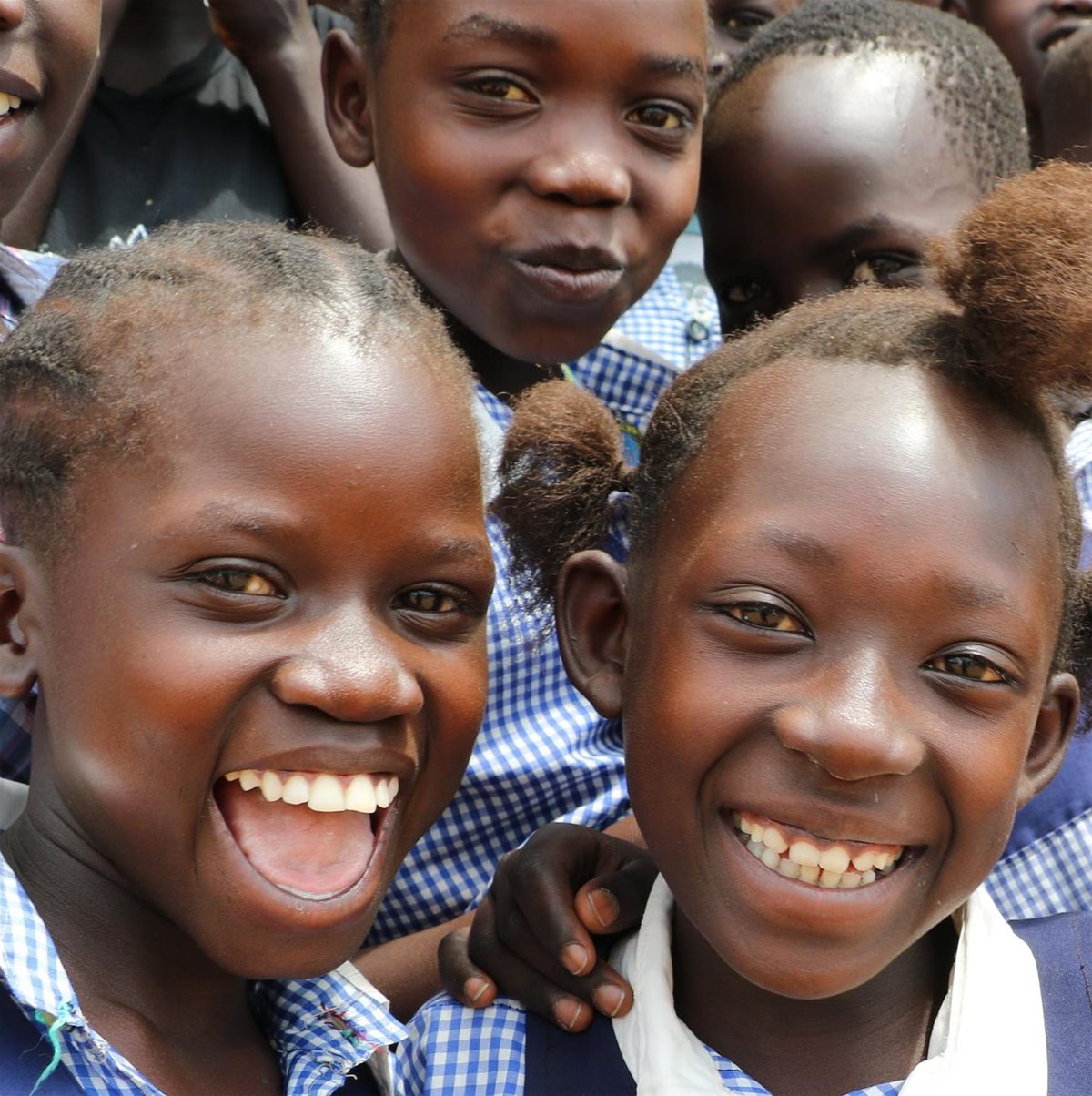 2016 young schoolgirls in Morobo (1426x1431)